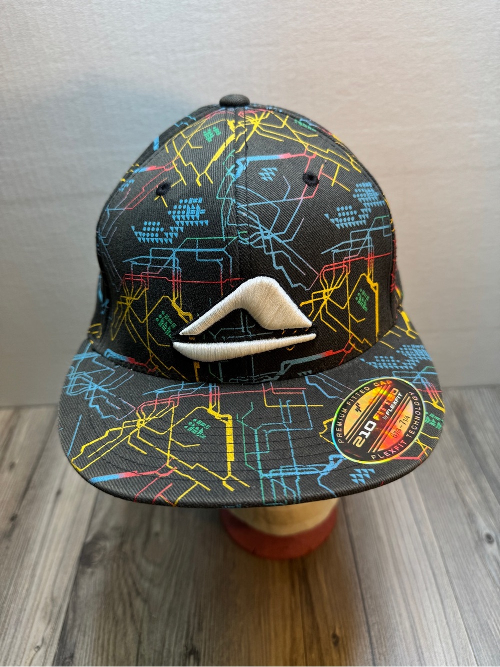Reef 210 Fitted Flexfit Hat Men's Size 6 7/8-7 1/4 Black Geometric Pattern Logo